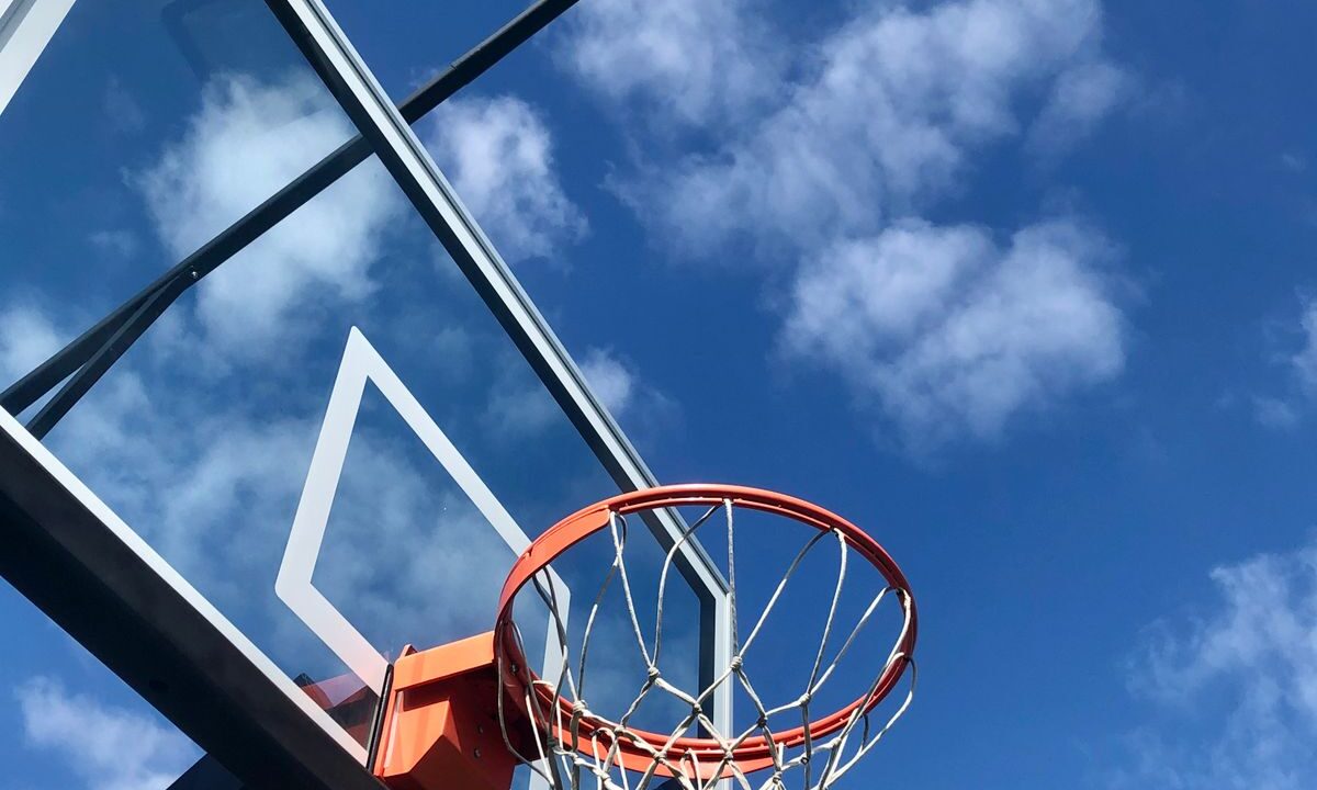 Basketbol maçında şut atan oyuncu