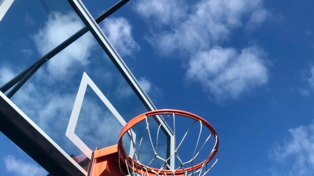 Basketbol maçında şut atan oyuncu
