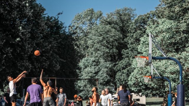 Basketbol maçında top süren oyuncu