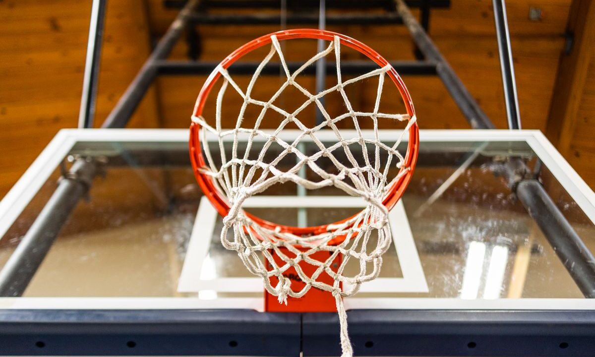 Basketbol maçında mücadele