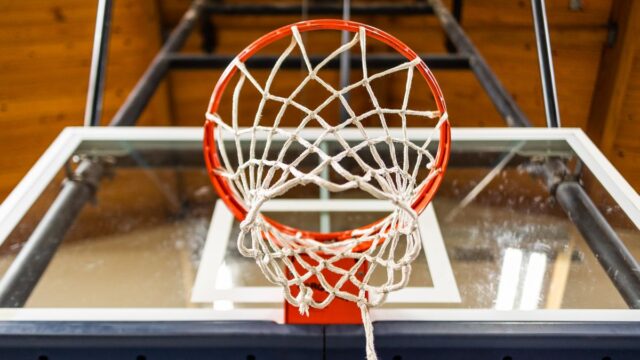 Basketbol maçında mücadele