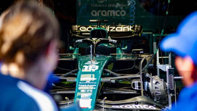 Formula 1 aracı pistte