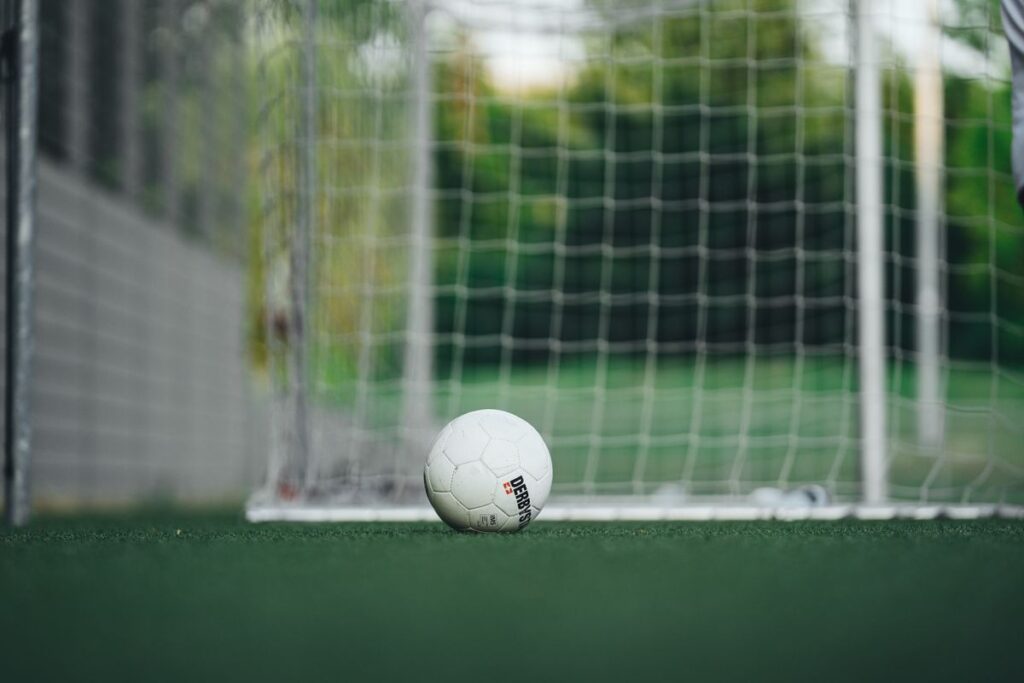 Sahada futbol topu