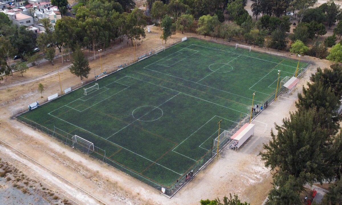 Futbol sahası havadan görünüm