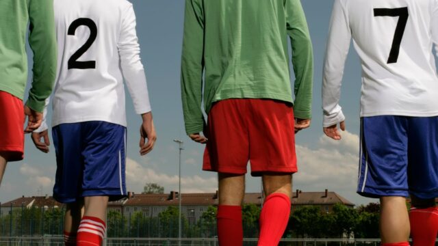 Sahaya girmeye hazırlanan futbolcu