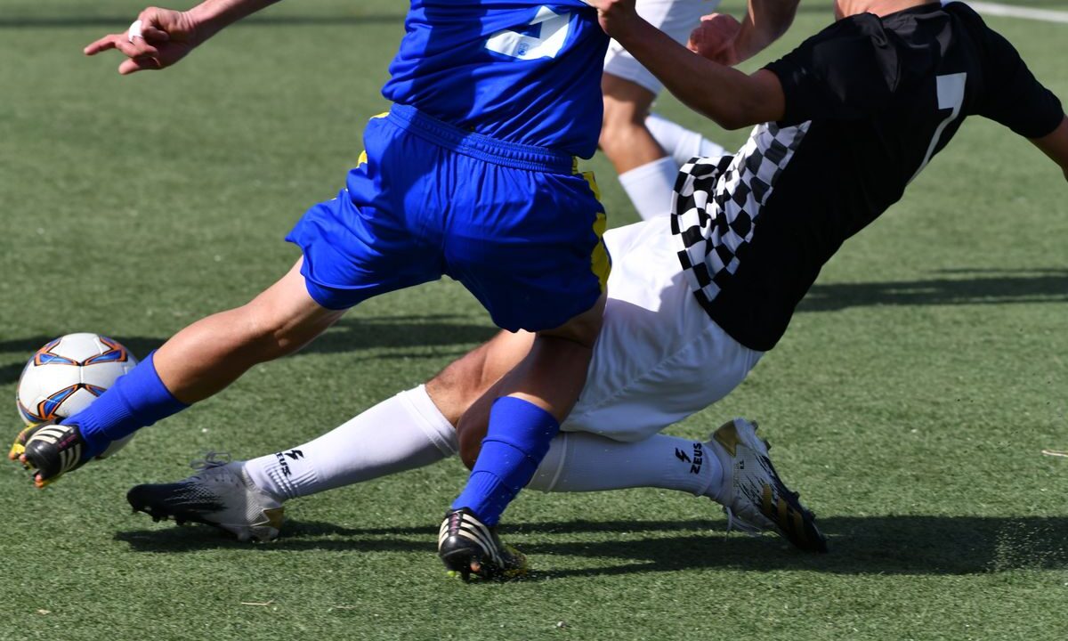 Gol sevinci yaşayan futbolcu