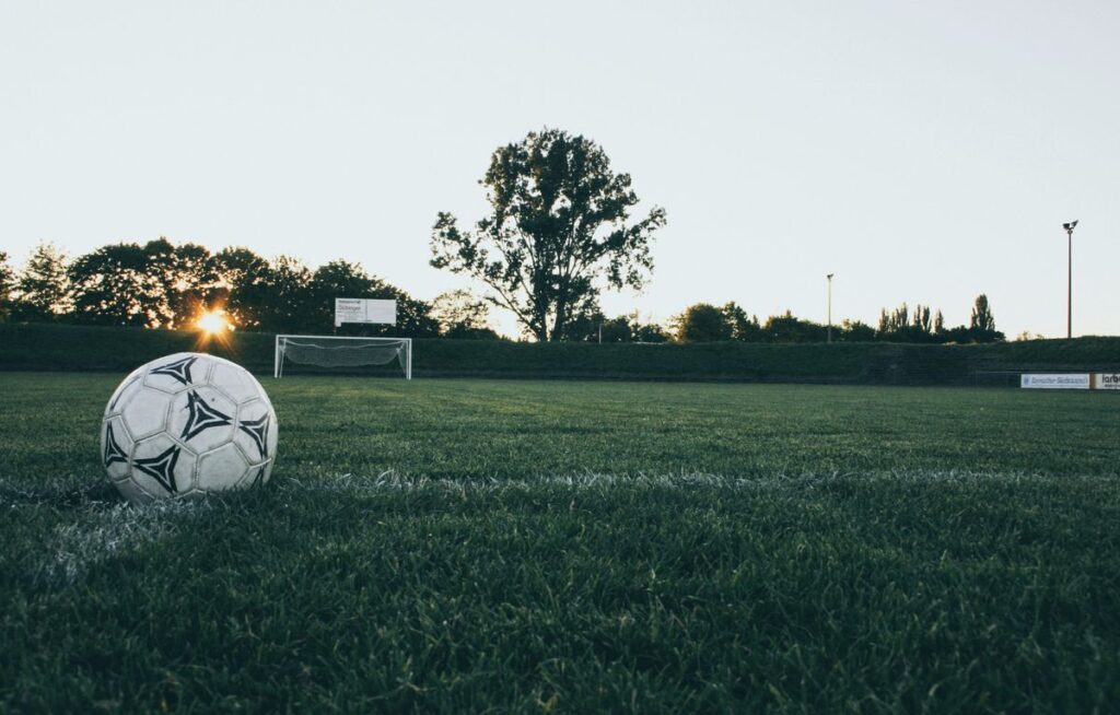 Futbol topu sahada