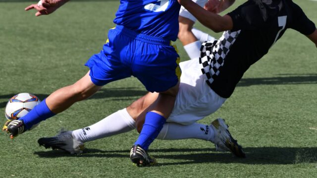 Gol sevinci yaşayan futbolcu