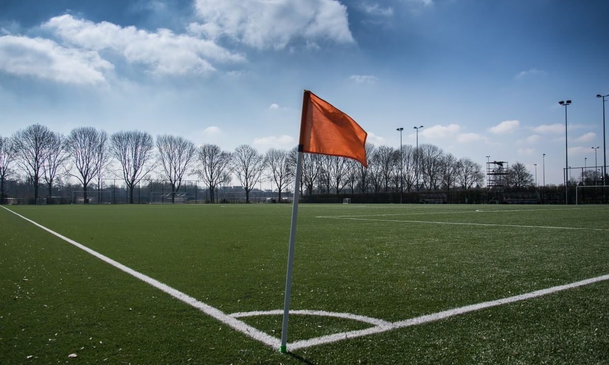 Futbol sahasında korner bayrağı