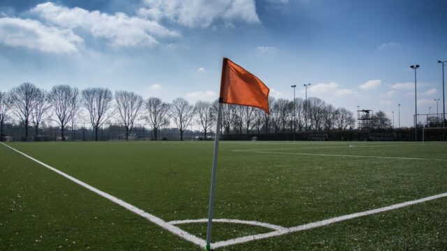 Futbol sahasında korner bayrağı