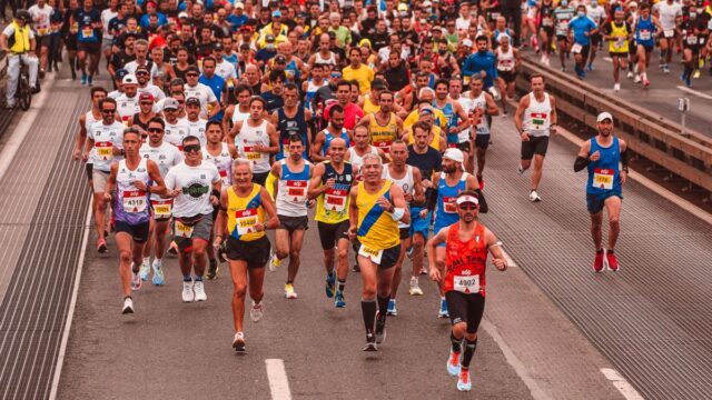 Maraton koşan sporcular
