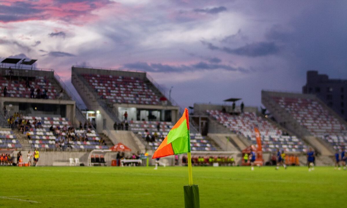 Korner bayrağı ve futbol sahası