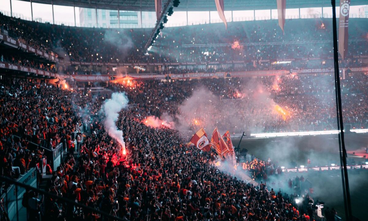 Şampiyonlar Ligi maçının oynandığı dolu bir stadyum