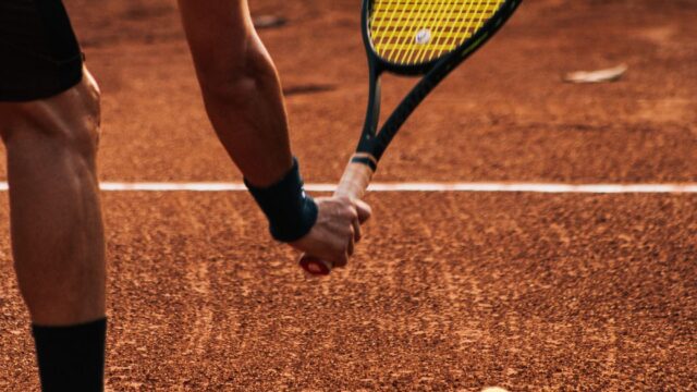 Tenis kortunda servis atan oyuncu