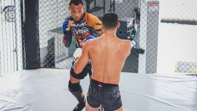 MMA kafesinde dövüşçüler